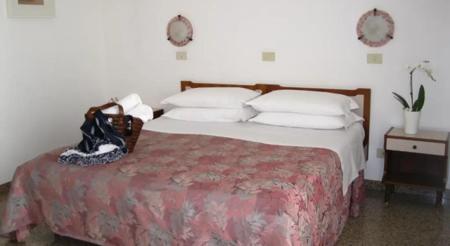 Трёхместный номер Economy International Hotel