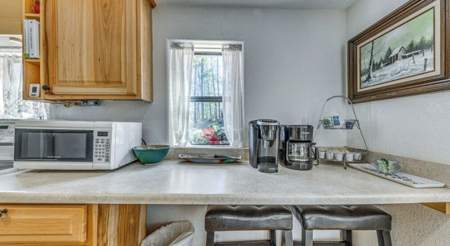 Коттедж Ruidoso Cabin w/ Decks ~ 1 Mi to Downtown!