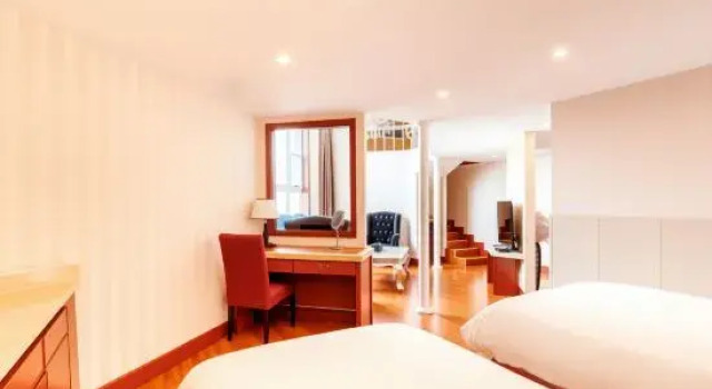Люкс Deluxe Hua Qi Kaiserdom Hotel Zhongshan Road St Michaels Cathedral and Zhanqiao Pier Qingdao