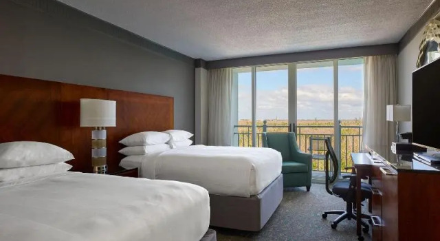 Четырёхместный номер Standard с балконом и с красивым видом из окна Marriott Sanibel Harbour Resort & Spa