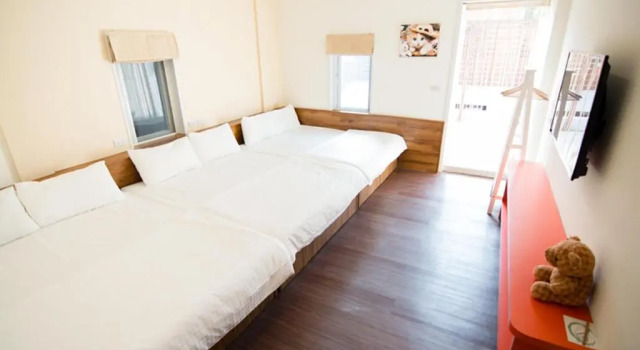 Семейный номер Standard с балконом 加依家溫馨民宿Home Sweet Beach Hotel