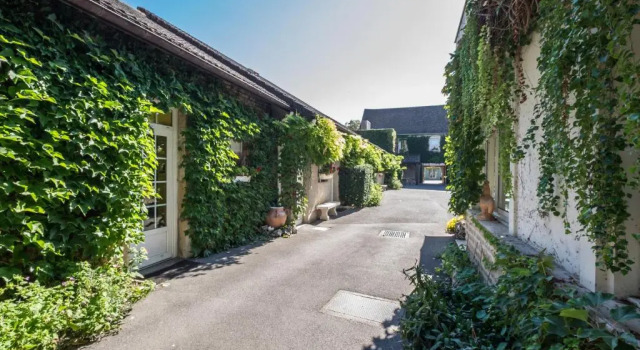 Трёхместный номер Standard Logis Hôtel De Bretonnière - Beaune centre
