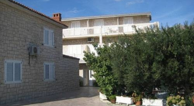Villa Tomasovic, Забронировать Вилла Отели Подстраны 3 звезды, рядом с Частный Пляж «Вилла Палмс Апартментс Никса Рузич», 3*