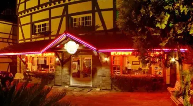 Кровать в общем номере HOTEL SKY GRAMADO - Cartão Postal de Gramado RS