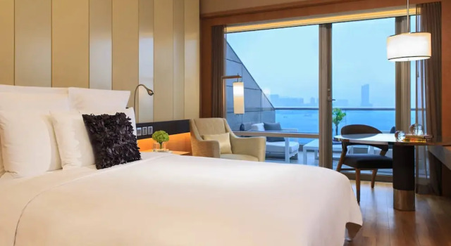 Standardowy dwuosobowy pokój i balkonem i z widokiem na port Renaissance Harbour View Hotel Hong Kong