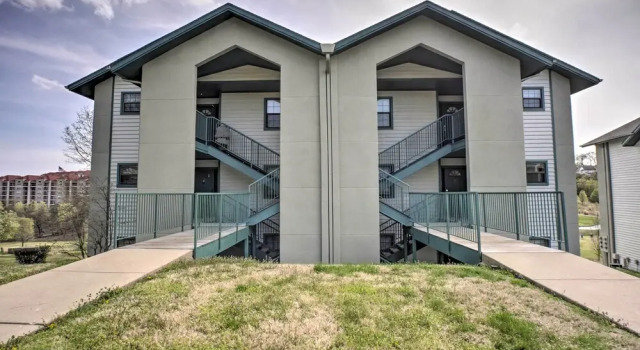 < 1 Mi to Branson Strip: Condo on Golf Course!, Забронировать Апартаменты/квартира Отели Table Rock Lake с парковкой, Парковка