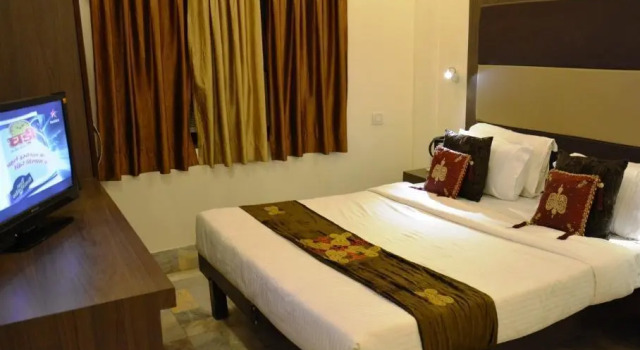 Номер Standard Ambassador Hotel