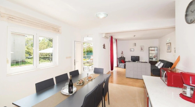 Three-Bedroom Holiday Home In Kastel Stafilic, Book Vacation Home Kastel Stafilic Kaštela
