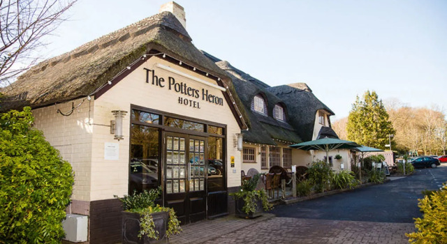 The Potter's Heron - A Heartwood Inn, 예약 호텔 Merseyside 수영장 있는 호텔, 수영장