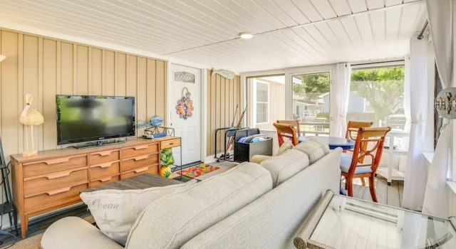Walk to Ocean: Myrtle Beach Home w/ Screened Porch, Забронировать Дом для отпуска Коттеджи Южной Каролины, Коттедж