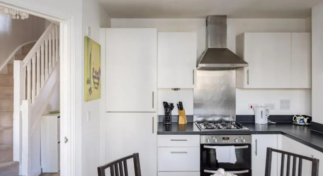 Коттедж Superb 3-bed House With Parking Garden in London