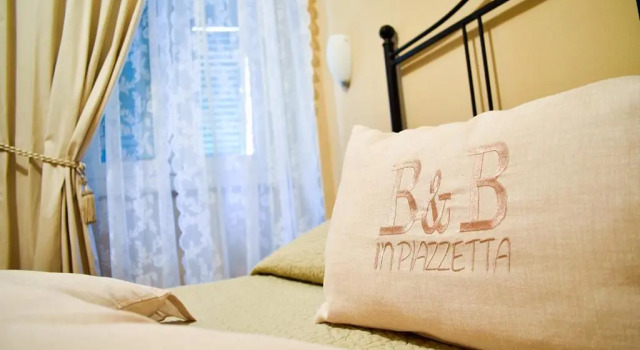 B&B in Piazzetta, Book Bed and Breakfast Hoteller i Sarzana med parkering, Parkering
