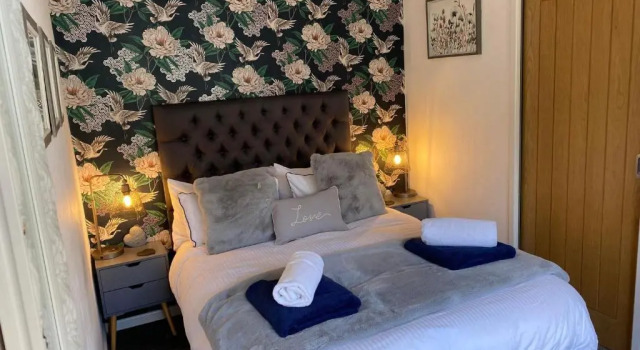 Secret Gem Luxury Hot Tub 1 Bed Garden Flat