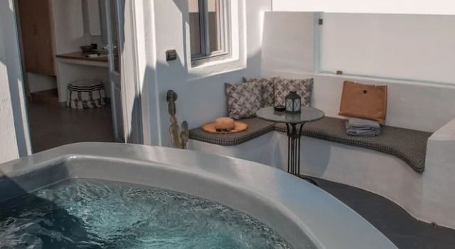 Полулюкс с балконом Almyra Oia Suites