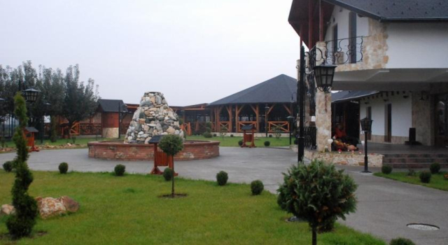 Pension La Taticu, Varaa Hotelli Hotellit Carpathians - Romania uima-altaalla, Uima-allas