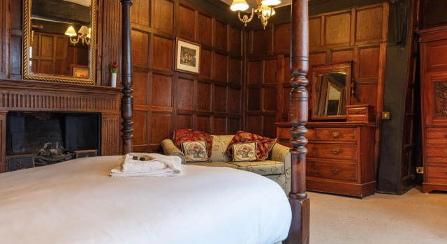 The New Inn by Roomsbooked