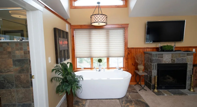 Luxury 6br Solitude Ge- Indoor Bball Court, Private Tub 6 Bedroom Home by RedAwning, Book Hotel Ludlow Okemo Mountain