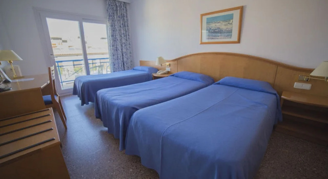 Трёхместный номер Standard с балконом и с частичным видом на море Hotel Ramblamar