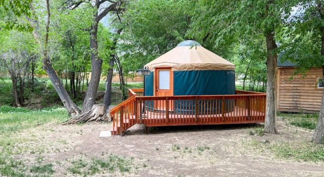 Тент Cedar Creek Lodging & RV Park