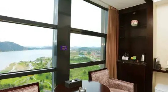 Двухместный люкс Business с видом на озеро Yantai Baohua Mingdu Hotel