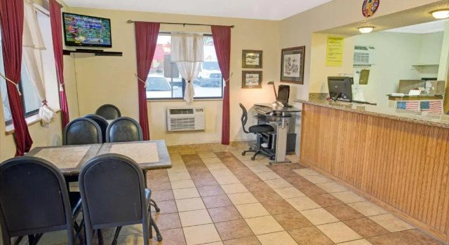 Четырёхместный номер Standard Econo Lodge Spring Lake near Fort Bragg