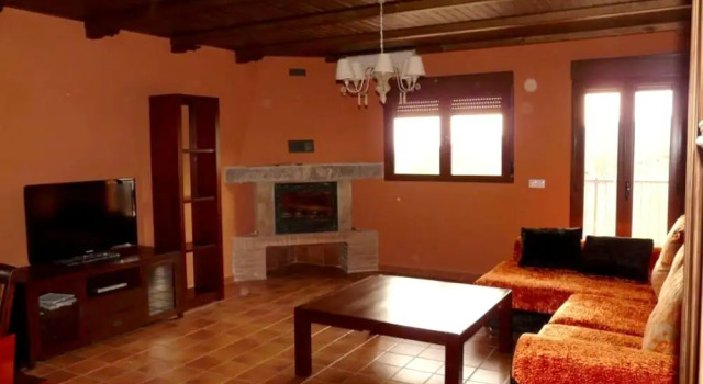 House With 6 Bedrooms in Villamiel, With Wonderful Mountain View and Enclosed Garden, Prenota Hotel Hotel a Estremadura con parcheggio, Parcheggio