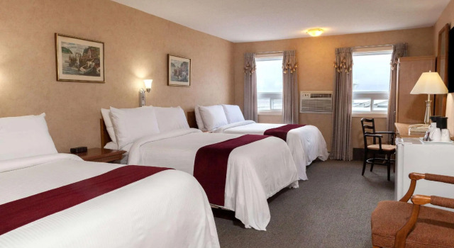 Шестиместный номер Standard Days Inn by Wyndham Fredericton