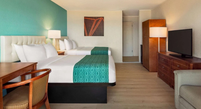 Четырёхместный номер Standard с балконом и с частичным видом на океан Howard Johnson by Wyndham Ocean City Oceanfront