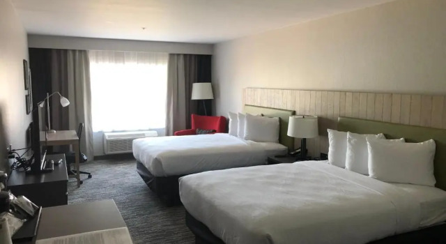 Четырёхместный номер Standard Country Inn & Suites by Radisson, Flagstaff Downtown, AZ