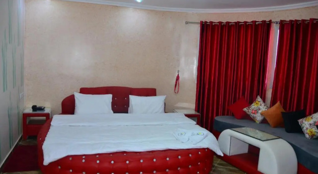 Полулюкс Hôtel Hadaik Ain Asserdoune