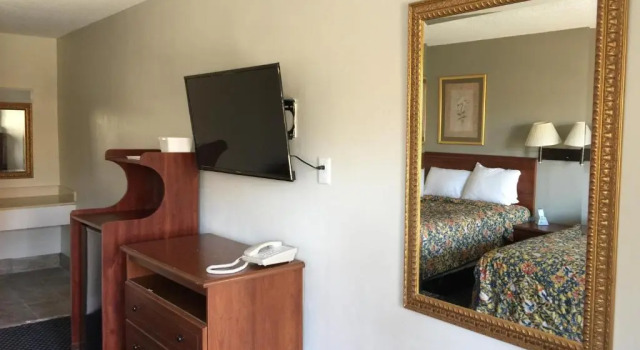 Четырёхместный номер Standard Red Carpet Inn & Suites - Danville