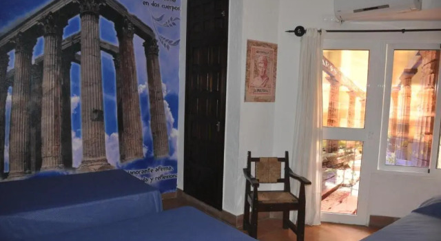 Трёхместный номер Standard с балконом Hostal Temático El Cid