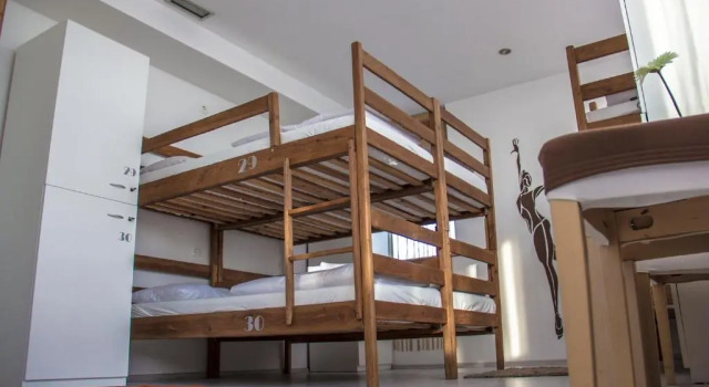 Кровать в общем номере Hostel Poolside