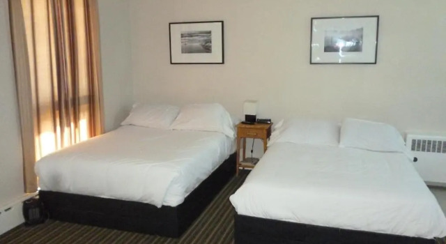 Четырёхместный номер Standard Wheel Inn Motel