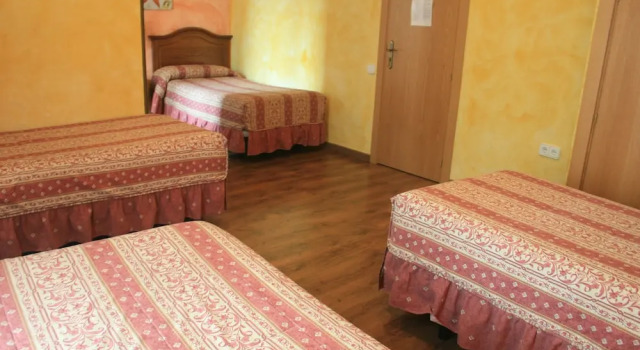 Четырёхместный номер Standard с балконом Hotel Vall d´Aneu
