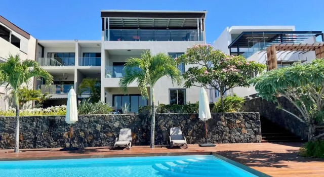 Апартаменты Luxury beach house with spectacular sea view and pool