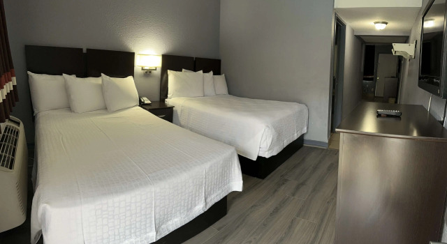 Четырёхместный номер Standard Americas Best Value Inn and Suites Groves