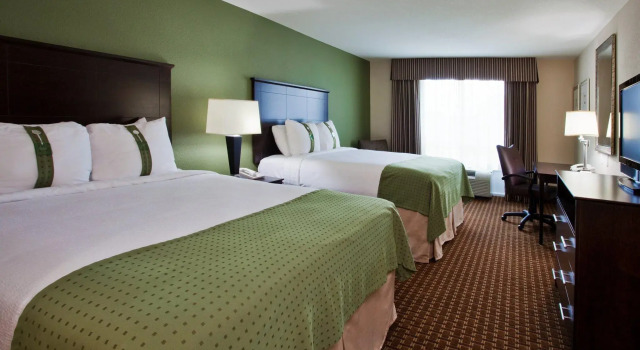 Четырёхместный номер Standard Holiday Inn Daytona Beach LPGA