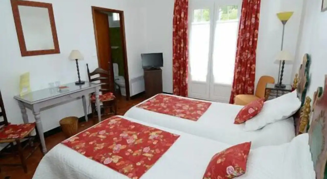 Двухместный номер Standard с балконом и с видом на сад Hôtel et AppartHôtel Le Relais Du Val DOrbieu