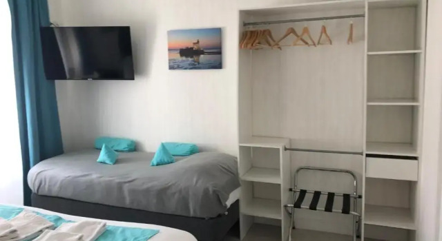 Номер Standard Hotel Le Crist Al, Front de mer, chambres climatisées et son studio non climatisé, proche du centre ville