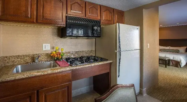 Номер Standard Coast Burbank Hotel