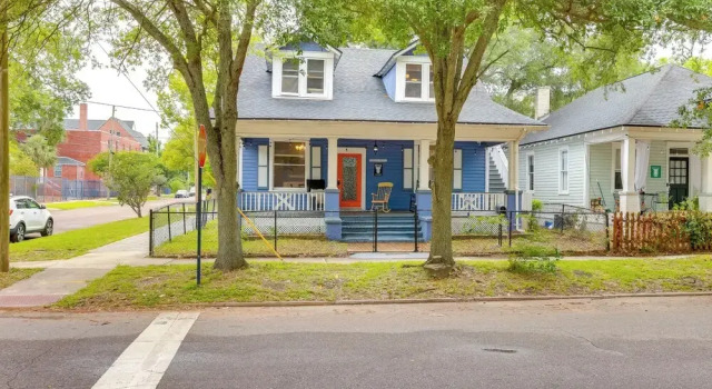 Charming Jacksonville Home ~ 2 Mi to Downtown!, Rezerwuj Dom wakacyjny Jacksonville Floryda, w pobliżu Springfield Park