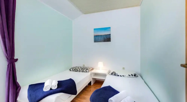 Amazing Home in Krk With Wifi and 3 Bedrooms, Varaa Hotelli Hotellit Kvarner Islands uima-altaalla, Uima-allas