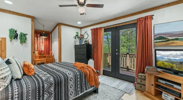 Stylish Cabin w/ Hot Tub, Games & More!, Забронировать Отель Кейтон Great Smoky Mountains National Park