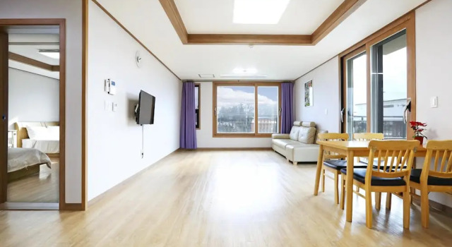 Люкс c 1 комнатой с балконом Jeju DK House Pension