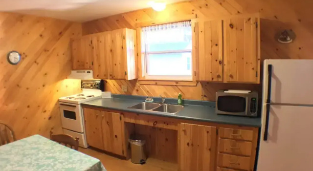 Четырёхместный коттедж с видом на реку Upper Clements Cottages & RV Park