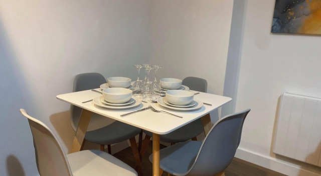 The Square Apartments, Забронировать Апартаменты/квартира Суиндон Уилтшир, рядом с The Energy Check County Ground