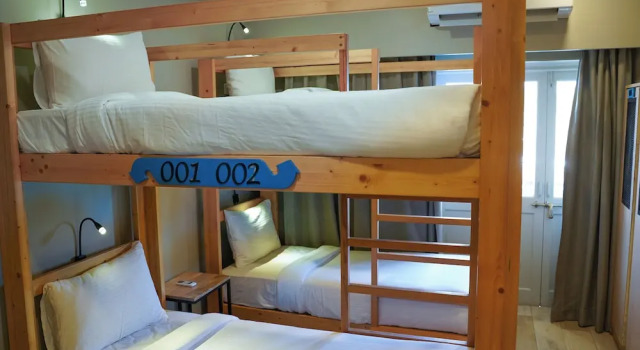 Кровать в общем номере Indie Stays Goa