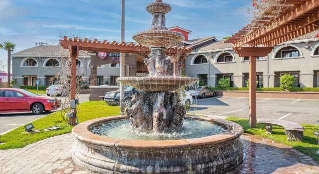 Кровать в общем номере Best Western Plus Brookside Inn
