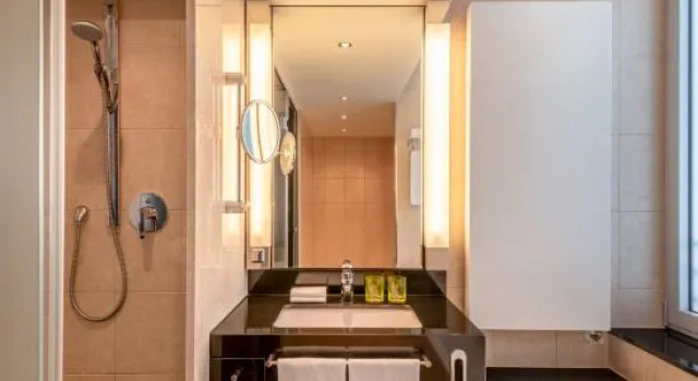 Двухместный полулюкс с балконом Four Points by Sheraton Munich Arabellapark